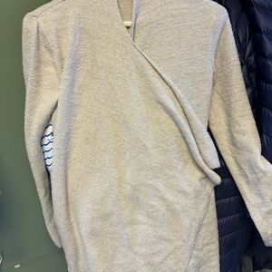 Barefoot dreams bamboo chic lite size s/m. Cream colored.